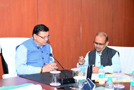 मुख्यमंत्री श्री पुष्कर सिंह धामी ने सोमवार को आईटी पार्क देहरादून स्थित राज्य आपदा परिचालन केन्द्र का औचक निरीक्षण किया।